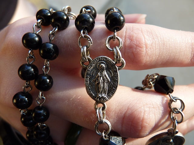 Cómo rezar el rosario con las cuentas