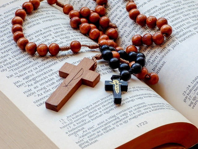 como rezar el rosario con la biblia